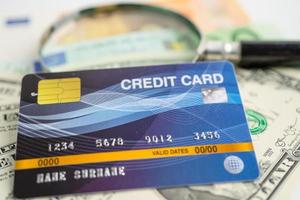 creditcard op bankbiljetten in Amerikaanse dollars