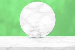 wit marmeren tafel en cirkel marmeren partitie met licht en schaduw Aan groen beton muur structuur achtergrond, geschikt voor kunstmatig Product presentatie achtergrond, Scherm, en bespotten omhoog. foto