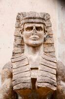 een standbeeld van een Egyptische Mens met een hoofdtooi foto