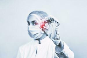 vrouw dokter in beschermend medisch uniform Holding coronavirus foto