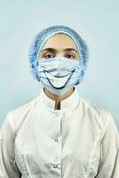 vrouw therapeut met grappig glimlachen medisch masker foto