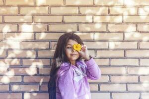 zomer meisje. gelukkig pre-tiener meisje hebben plezier. gelukkig kinderjaren foto