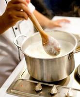 chef-kok die voedsel in de keuken kookt, chef-kok die voedsel bereidt foto