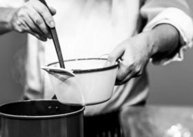 chef-kok kookt eten, maaltijd, in de keuken foto