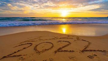 gelukkig nieuwjaar 2022, belettering op het strand
