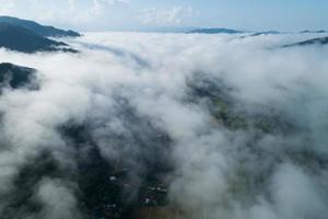 luchtfoto drone shot van stromende mistgolven foto