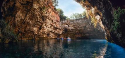 melissani-grot of melissani-meer in de buurt van sami-stad op het eiland kefalonia, griekenland. kleurrijke artistieke panoramafoto. toeristisch concept. foto