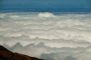 een visie van de wolken van de top van een berg foto