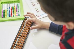 een schooljongen Doen mentaal wiskunde foto