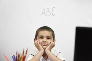 terug naar school. online school, thuisonderwijs of afstand onderwijs Bij huis ten gevolge naar covid-19 foto