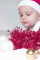 weinig de kerstman. 6-9 maanden oud baby jongen in de kerstman claus kostuum. vrolijk Kerstmis foto