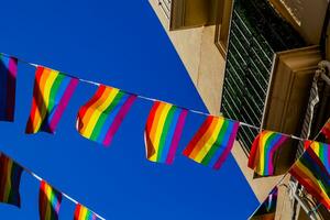 klein regenboog vlag tegen de lucht in een Spaans stad foto