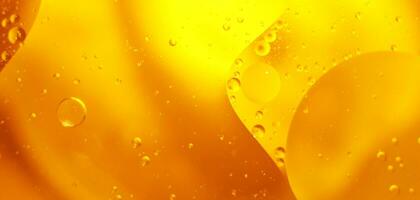 goud olie bubbels dichtbij omhoog. cirkels van oranje water macro. abstract glimmend geel achtergrond foto