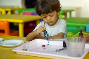 3 jaar oud kinderen in Azië zijn dirigeren wetenschappelijk experimenten. foto