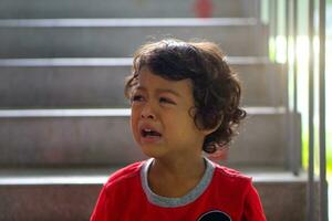huilen weinig Aziatisch jongen foto