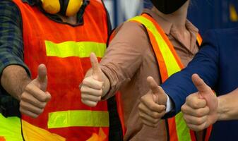 industrieel arbeiders of ingenieurs duimen omhoog foto