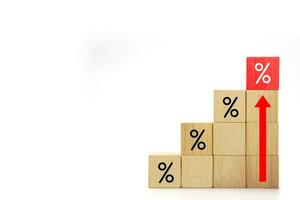 houten blokken met percentage teken. interesseren tarief financiën, investering en interesseren tarief neemt toe. foto