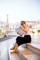 vrouw toerist met stad kaart door de heilige oronzo standbeeld in ostuni, Italië foto