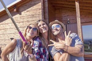 groep van glimlachen vrienden nemen grappig selfie met slim telefoon foto