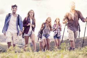 groep van jong wandelaars looks naar de horizon over- de berg foto