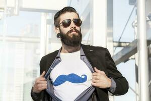 jong hipster superheld houdt toezicht op hoofdstad foto