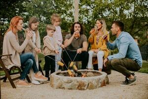 vrienden hebben mooi zo tijd en bakken likdoorns in de huis achtertuin foto