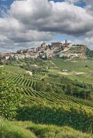 wijn dorp van la Morra, Piemonte, Italië foto