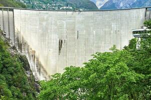 dam van vogorno reservoir resp. lago di vogorno, valle verzasca, ticino kanton, zwitserland foto