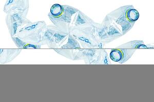 plastic water fles met leeg verfrommeld gebruikt geïsoleerd Aan wit achtergrond, hergebruik, recyclen, vervuiling, omgeving, ecologie, globaal opwarming concept. foto