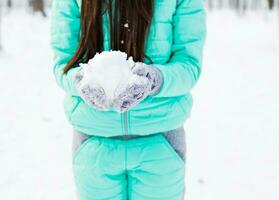 meisje Holding sneeuw in handen foto