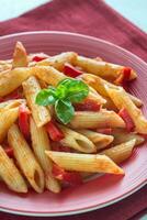 penne met tomaat saus en vers rood peper foto