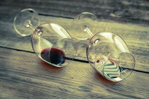 twee bril met rood wijn foto