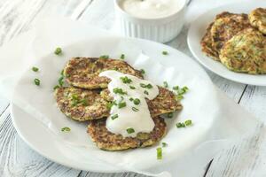 courgette beignets met Grieks yoghurt foto