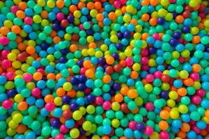 kleurrijk plastic ballen voor kinderen spelen in speelplaats kamer foto