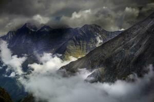 visie van berg alpine landschap foto