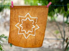 geverfd batik kleding hangende in de buitenshuis tuin. foto