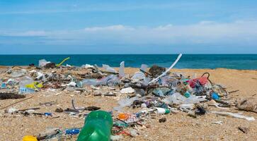 plastic verspilling milieu verontreiniging Aan de strand foto