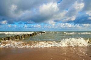 Baltisch zee kustlijn tegen mooi bewolkt lucht foto