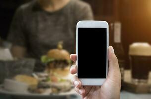 man's hand- shows mobiel smartphone in verticaal positie foto