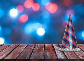 viering achtergrond van hout tafel top Aan kleurrijk bokeh foto