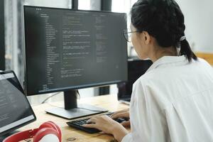 het programmeur begint werken Aan bureaublad computer. foto