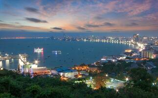 wolkenkrabbers in schemering tijd Bij pattaya foto