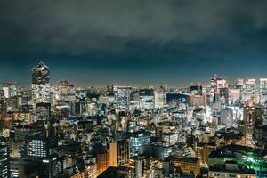visie van wolkenkrabber gebouw met gloeiend licht in metropolis stad foto