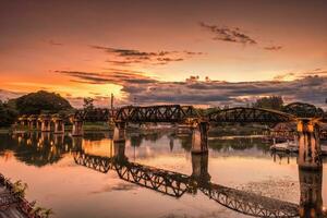 zonsondergang lucht over- dood spoorweg brug over- rivier- kwai Bij kanchanaburi, Thailand foto