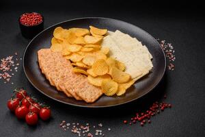 krokant aardappel chips met zout, specerijen en kruiden foto