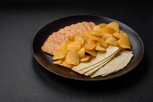 krokant aardappel chips met zout, specerijen en kruiden foto