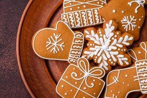 mooi Kerstmis peperkoek koekjes van verschillend kleuren Aan een keramisch bord foto