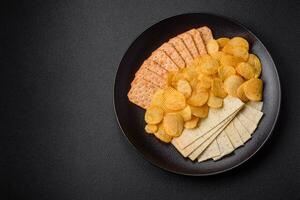 krokant aardappel chips met zout, specerijen en kruiden foto