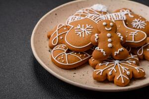 mooi Kerstmis peperkoek koekjes van verschillend kleuren Aan een keramisch bord foto