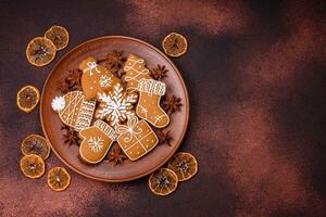 mooi Kerstmis peperkoek koekjes van verschillend kleuren Aan een keramisch bord foto